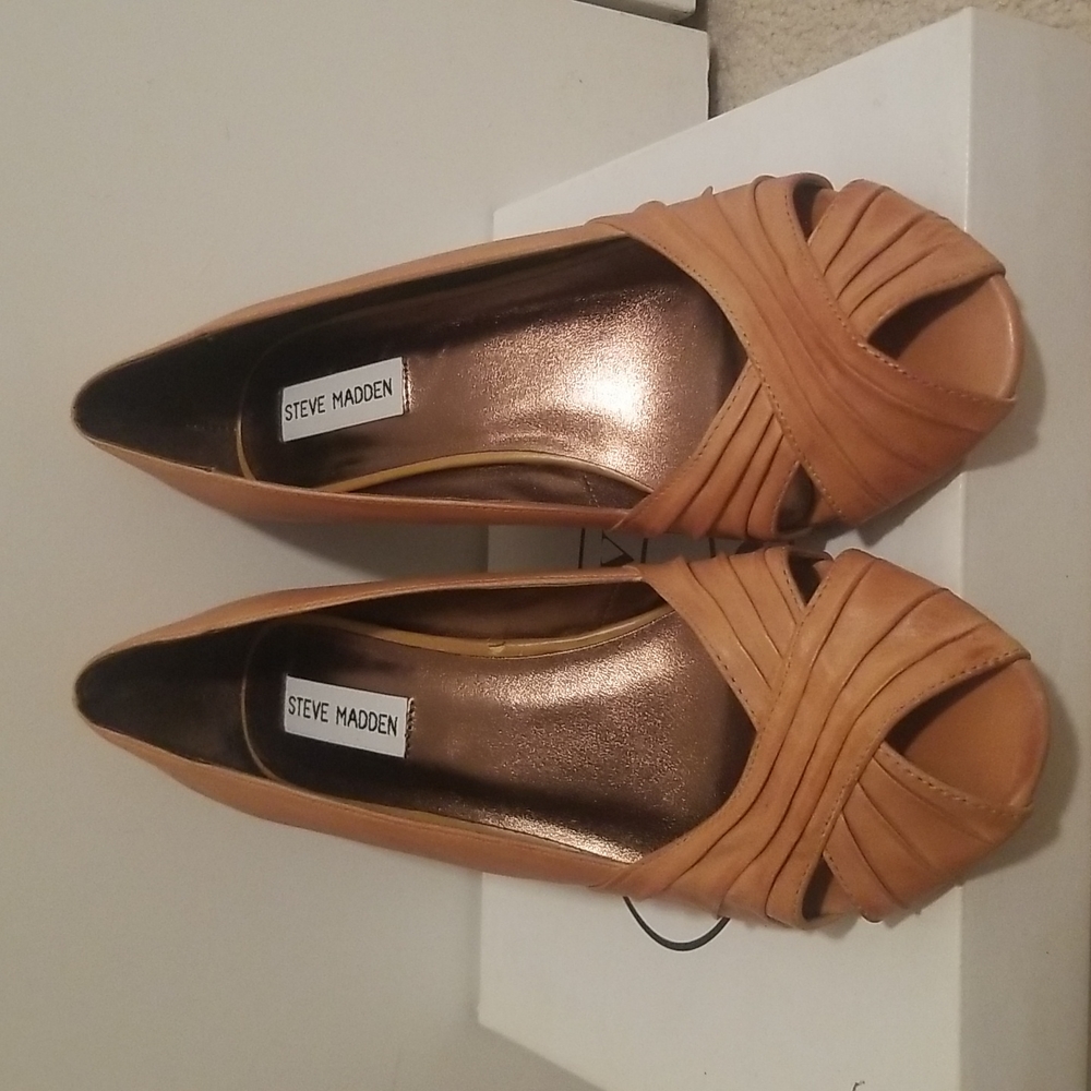 New Tan Wedge Shoe, size 8.5